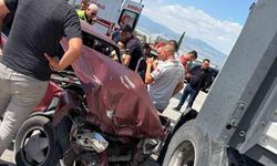 Burdur'da otomobil ile tırın çarpışması sonucu 2 kişi yaralandı