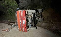 Bursa Mudanya'da Devrilen İş Makinesi Sürücüsü Camdan Kurtarıldı