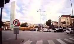 Bursa'da hatalı dönüş yapan otomobil karşı yönden gelen araçla çarpıştı