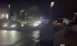Bursa'da motosiklet bariyerlere çarptı, gençler cep telefonu ışıklarıyla trafiği durdurdu
