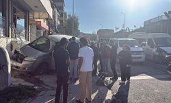 Çarpışmanın ardından araç kaldırıma çıktı