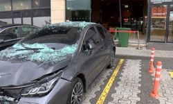 Çekmeköy'de fren yerine gaza basan cip iki aracı ve kafeyi vurdu