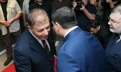 Cemil Tugay, AK Parti Genel Sekreteri Eyyüp Kadir İnan'ı Sergide Kapıda Karşıladı