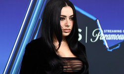 Charli XCX, MTV VMAs kırmızı halısında transparan kıyafet kazası yaşadı