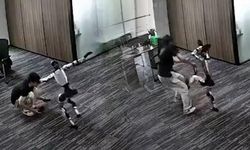 Çin'de insansı robot, geliştiricisine beklenmedik tekme attı
