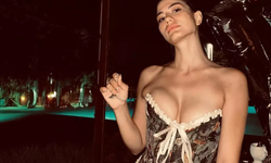 Demet Özdemir saçlarını kısacık kestirdi, derin yırtmaçlı siyah elbisesiyle dikkat çekti