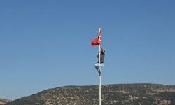 Direğe çıkarak Türk bayrağını düzeltti