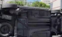 Diyarbakır Kayapınar'da hafif ticari araç refüje çarpıp devrildi: 1 yaralı