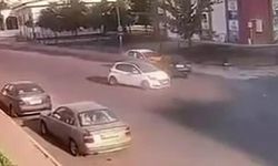 Diyarbakır Kayapınar'da otomobil park halindeki taksiye çarptı