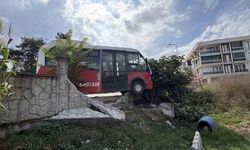 Düzce'de Köpeğe Çarpmamak İçin Manevra Yapan Halk Otobüsü Bahçe Duvarına Çarptı