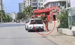 El freni çekilmeyen otomobilin altında kalmaktan son anda kurtuldu