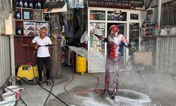 Elazığ Keban'da Örümcek Adam kostümlü oyuncu hortumla yıkandı