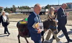 Ersin Bilge, Eşeği Karakaçan ile Köy Çocuklarına Kitap ve Kırtasiye Dağıtıyor