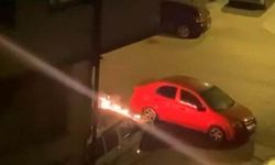 Esenyurt'ta Haraç İstemeyen Oto Galeri Önündeki Araç Kundaklandı