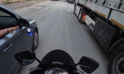 Eskişehir'de yola atılan çöp motosiklet sürücüsü tarafından araca geri atıldı