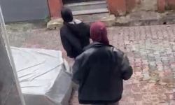 Ev sahibine yakalanan hırsızlar kaçarken kapı çıkışını karıştırdı