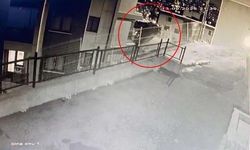 Eyüpsultan'da otomobilin 3. kata çarpıp bahçeye düştüğü anlar kamerada