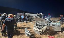Gaziantep'te yolcu midibüsü ile otomobil çarpıştı: 5 ölü, 13 yaralı