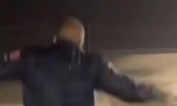 Görevli açılan çukura düşme anı kamerada