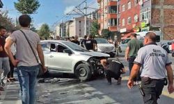 Güngören'de Otomobil Kaldırıma Çıkarak İki Yayaya Çarptı