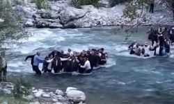 Hakkari'de fenalaşan adamın cenazesi zorlu araziyi aşarak taşındı