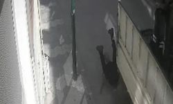 Hareket halindeki kamyonetin kasasından düşme anı kamerada