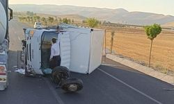 Hasankeyf'te kamyonet devrildi, 2 kişi yaralandı
