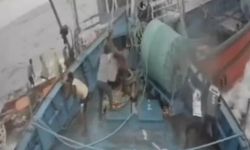 Hindistan'da İki Balıkçı Teknesi Çarpıştı: Kaza Anı Kameraya Yansıdı