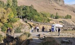 İranlı Turistler Muradiye Şelalesi'ne Yoğun İlgi Gösteriyor