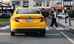 İstanbul Sarıyer'de taksici yaya geçidindeki yayaların üzerine araç sürdü