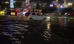 İstanbul'da akşam saatlerinde etkili sağanak nedeniyle yollar su altında kaldı