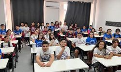 İzmir'deki Makbule Süleyman Alkan Ortaokulu'nda 27 çift ikiz eğitim görüyor