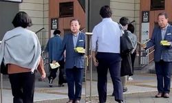 Japonya'nın eski Başbakanı Yoshihiko Noda tren istasyonunda broşür dağıttı