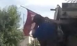 Kamyonun üzerine Türk bayrağını astı