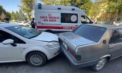 Karaman'da park halindeki araçlara çarpan otomobilde 3 kişi yaralandı