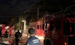 Kayseri'de balkonda yakılan mangal yangına neden oldu, iki evin çatısı yandı