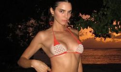 Kendall Jenner, L'Oréal Paris podyumunda transparan elbisesiyle dikkat çekti