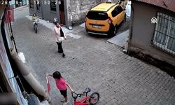 Küçük Kızın Bayrak Konusundaki Duyarlılığı Kameraya Yansıdı