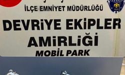 Küçükçekmece'de durdurulan araçtan ruhsatsız silah ve çakar sistemi çıktı