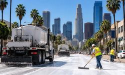 Los Angeles'ta asfalt yollar beyaza boyanarak sıcaklık 8 derece düştü