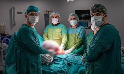 Malatya'da 15 Kilogramlık Dev Yumurtalık Kisti Ameliyatla Alındı
