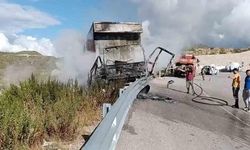 Manavgat'ta bariyerlere çarpan kamyon yandı, sürücü yaralı kurtuldu