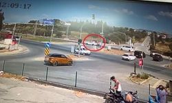 Manavgat'ta kırmızı ışık ihlali yapan araca motosiklet çarptı, 2 kişi yaralandı