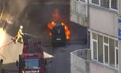 Mecidiyeköy'de hafif ticari aracın motorunda çıkan yangın söndürüldü