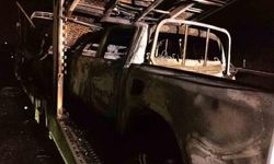 Osmaniye'de sıfır araç yüklü tırda yangın çıktı, 4 pikap kül oldu