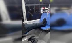 Otobüste ayakkabılarını çıkararak yolculuk yapan yolcunun rahatlığı dikkat çekti