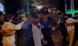 Ozan Doğulu İnkumu Zafer Bayramı Etkinliğinde Yürümekte Zorlandı, Zabıtalar Yardım Etti