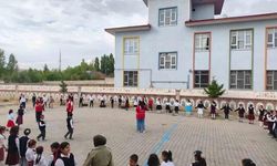 Patnos'ta Kızılay Gönüllüleri Sütlü Pınar İlkokulu Öğrencileriyle Buluştu
