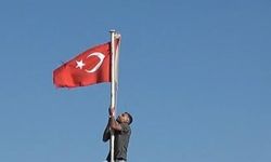 Polateli'de Genç, Tarihi Ravanda Kalesi'nde Türk Bayrağını Düzeltmek İçin Direğe Tırmandı
