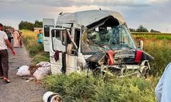 Şanlıurfa Akçakale'de İşçi Servisi Tahliye Kanalına Devrildi: 15 Yaralı